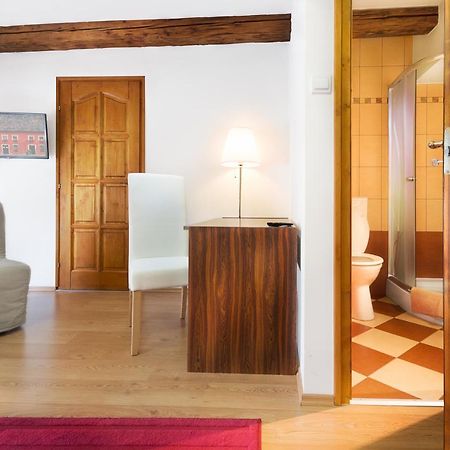 Vác Rubra Panzio Bed & Breakfast エクステリア 写真