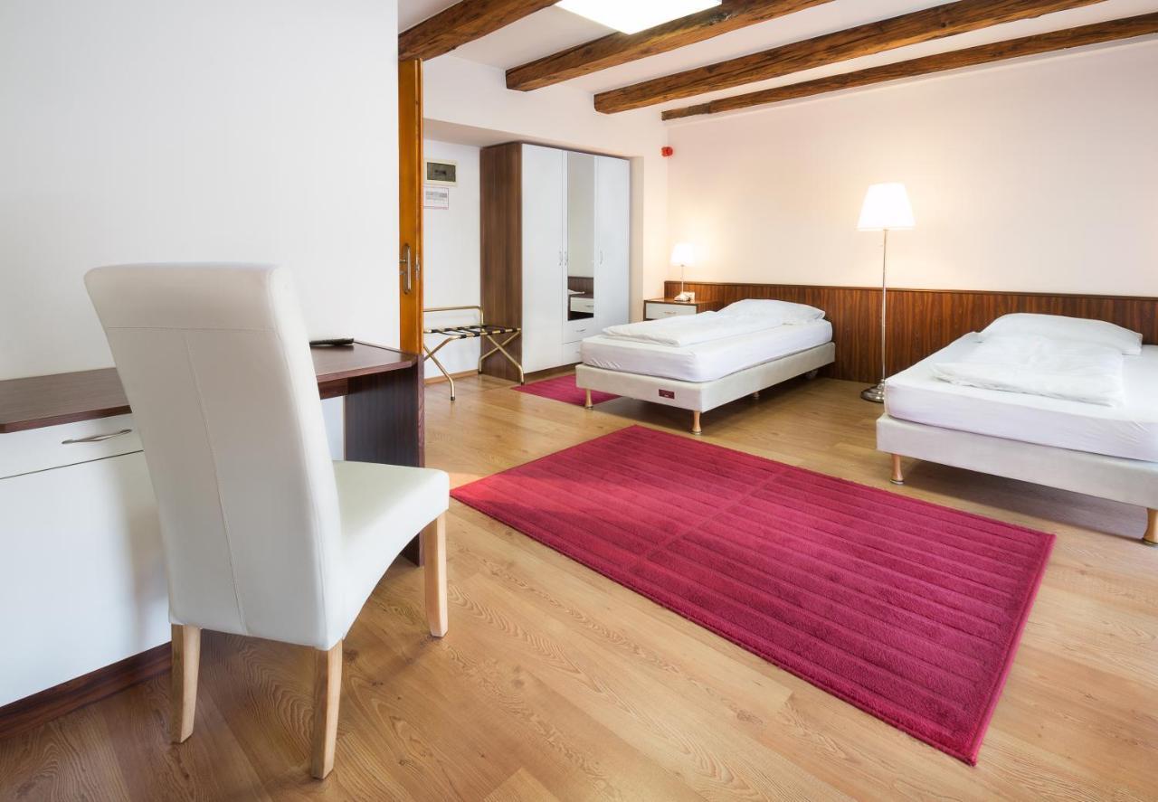 Vác Rubra Panzio Bed & Breakfast エクステリア 写真