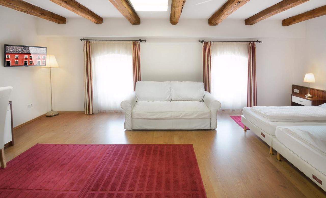 Vác Rubra Panzio Bed & Breakfast エクステリア 写真