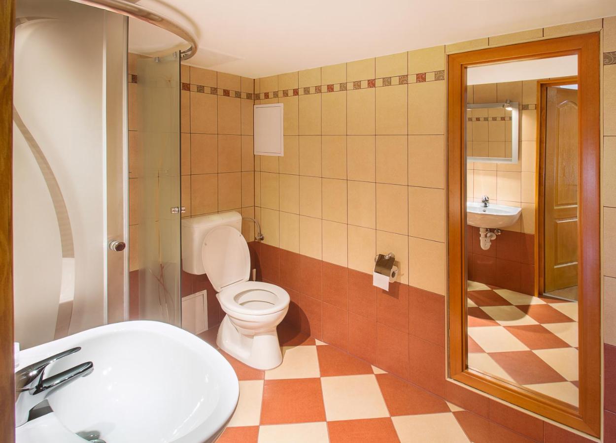 Vác Rubra Panzio Bed & Breakfast エクステリア 写真