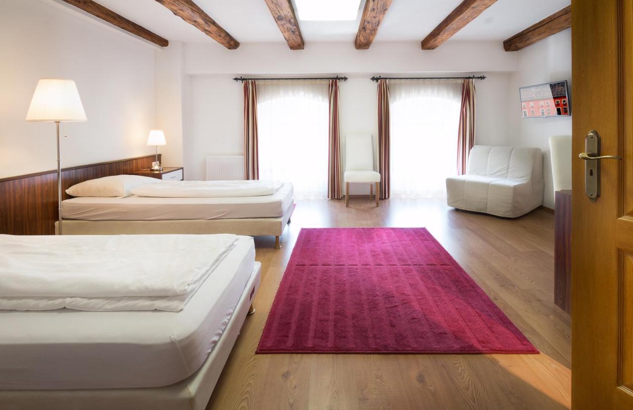 Vác Rubra Panzio Bed & Breakfast エクステリア 写真
