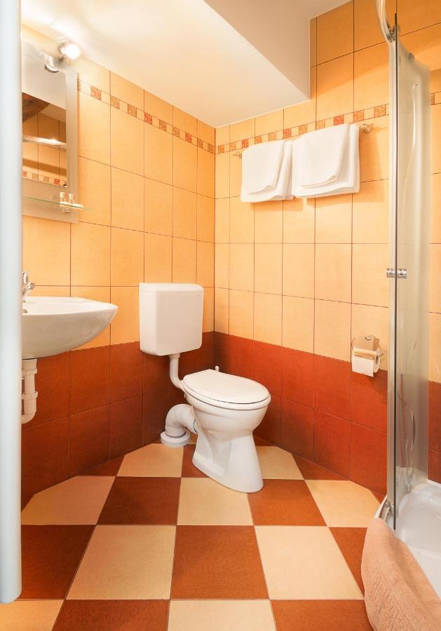 Vác Rubra Panzio Bed & Breakfast エクステリア 写真