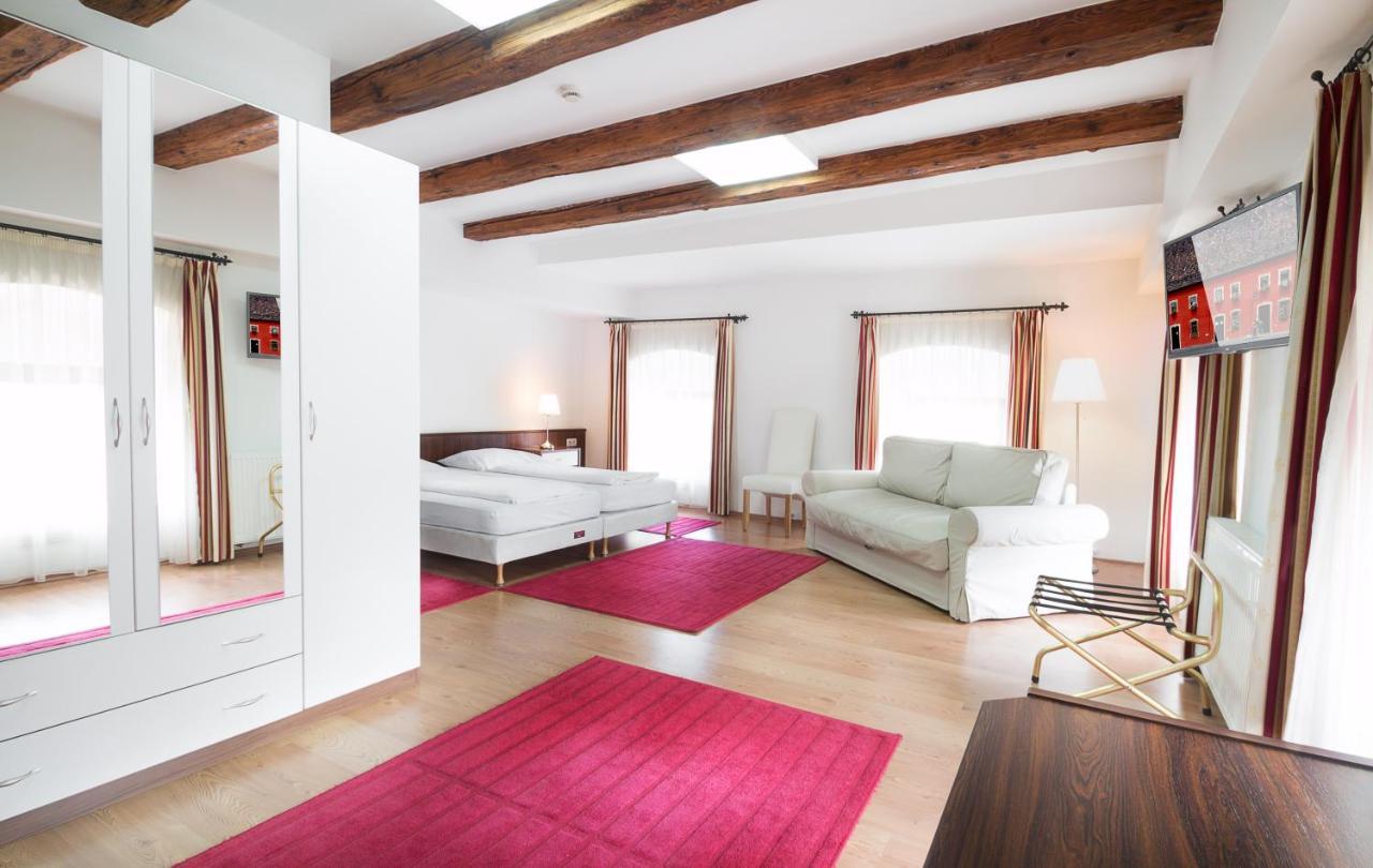 Vác Rubra Panzio Bed & Breakfast エクステリア 写真