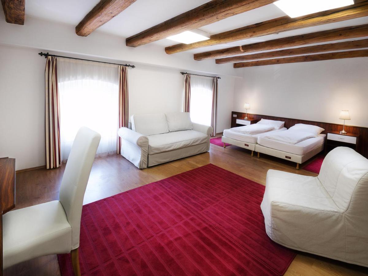 Vác Rubra Panzio Bed & Breakfast エクステリア 写真